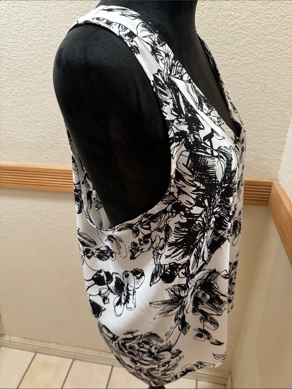 BCBG Generation Black & White Floral V-Neck Sleeveless Blouse Size S - Picture 5 of 6